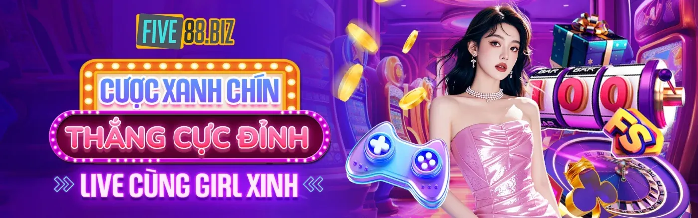 Bàn Baccarat sang trọng tại kkwin00 với các quân bài và chip, thể hiện chiến lược chiến thắng